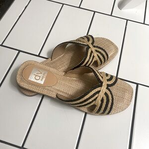 New without tags DV slides. Size 7.5. Fits a narrow foot. Excellent condition.